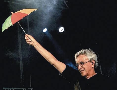  Carnaval met Caetano Veloso: Een Muzikale Fiesta in Amsterdam!