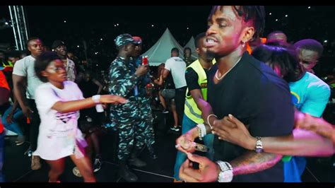 De Diamond Platnumz-Show: Een Afrikaans Feest Met Zinderende Rhythmen En Onverwachte Gastoptredens!